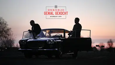 Johann Lafer und Steffen Henssler stehen in der Dämmerung an einem Oldtimer. Darüber steht „Grenzenlos genial gekocht“. - Foto: RTL Johann Lafer und Steffen Henssler stehen in der Dämmerung an einem Oldtimer. Darüber steht „Grenzenlos genial gekocht“. - Foto: RTL
