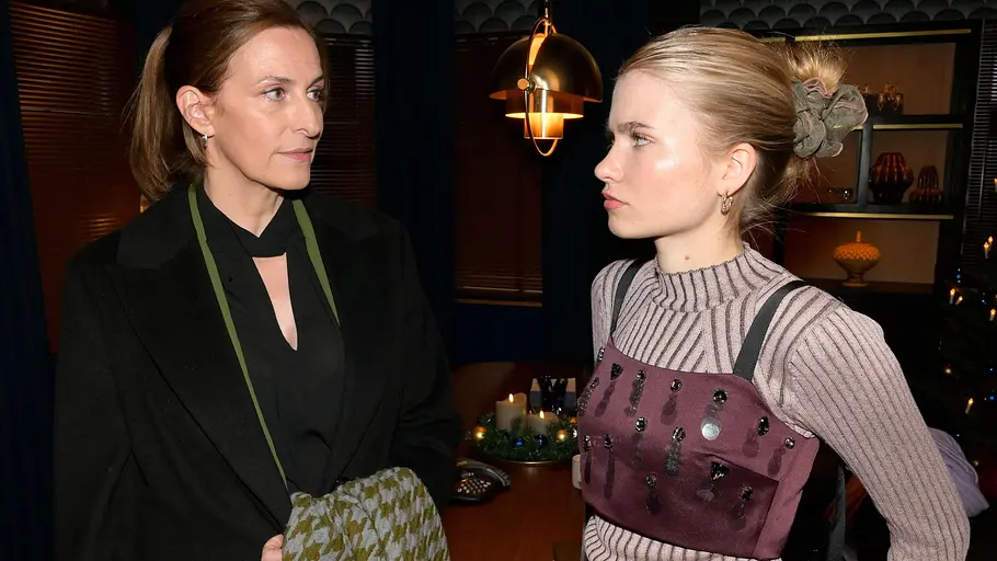 Johanna ärgert sich über ihre Mutter. Johanna schaut Katrin ernst an.