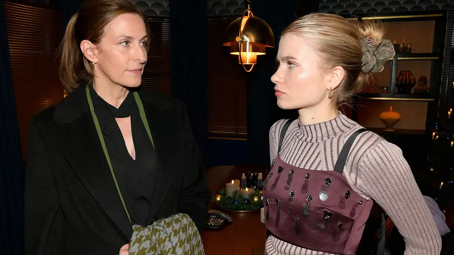 Johanna ist sauer auf Katrin. Johanna schaut Katrin ernst an.