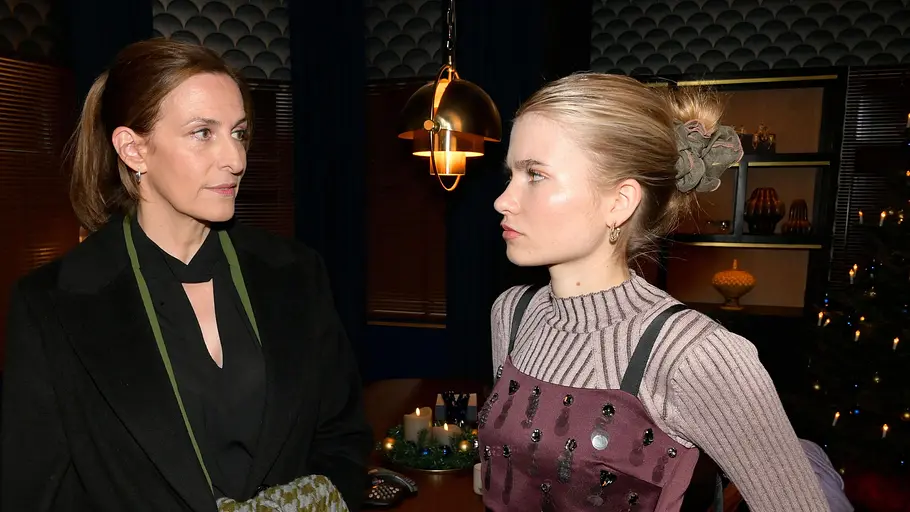 Johanna ist entsetzt vom Verhalten ihrer Mutter. Johanna schaut Katrin wütend an.