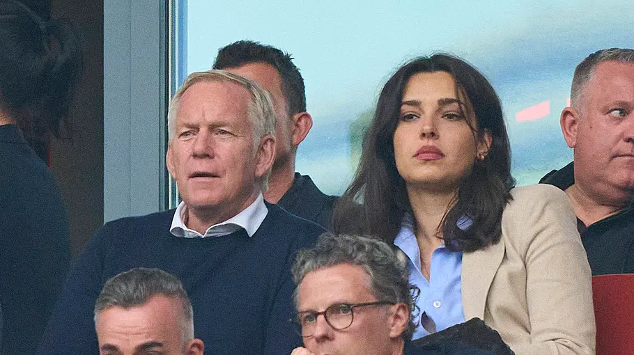 Johannes B. Kerner mit Ehefrau Alina Schiess im Stadion Johannes B. Kerner sitzt mit Ehefrau Alina Schiess auf der Tribüne eines Stadions.