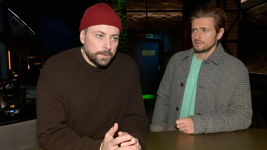 John schaut genervt, im Hintergrund Philip.