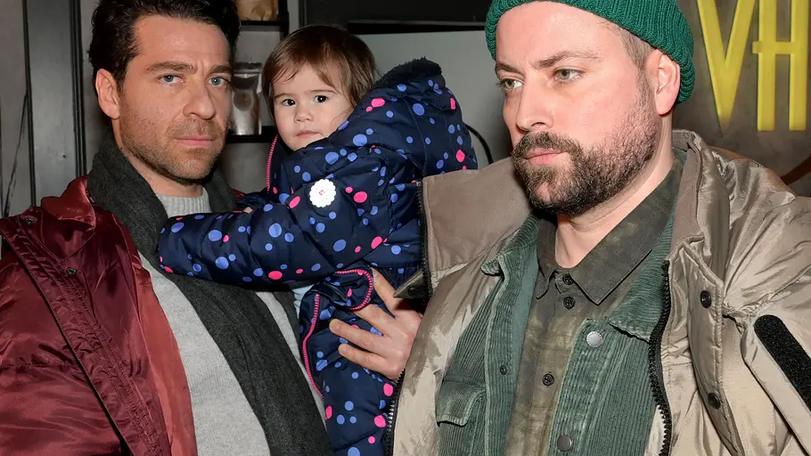 John will gegen Carlos vorgehen. John schaut gedankenverloren, im Hintergrund Carlo und Clara.