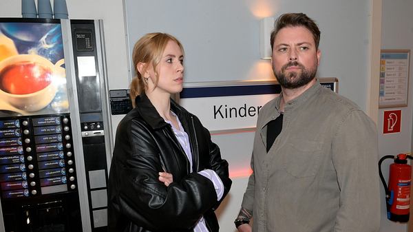Zoe schaut John mit verschränkten Armen an. Der blickt zur Seite. - Foto: RTL Rolf Baumgartner