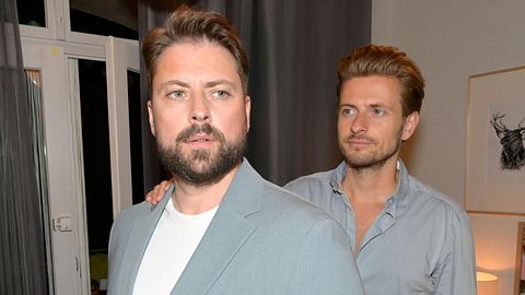 John schaut ernst in die Ferne, Philipp berührt seine Schulter. - Foto: RTL Rolf Baumgartner