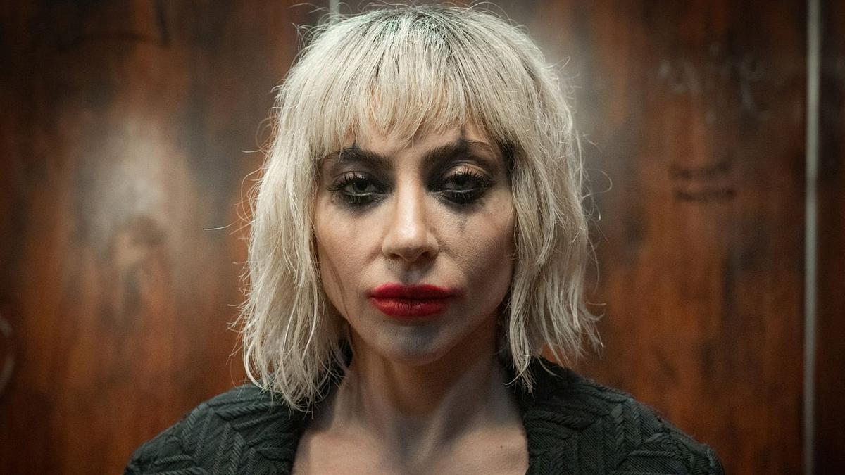 Eine große Aufnahme von Lady Gagas Gesicht als Harley Quinn aus Joker: Folie à Deux
