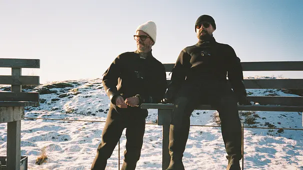 Joko Winterscheidt und Klaas Heufer-Umlauf stehen warm eingepackt vor einer verschneiten Landschaft in Island. - Foto: Joyn