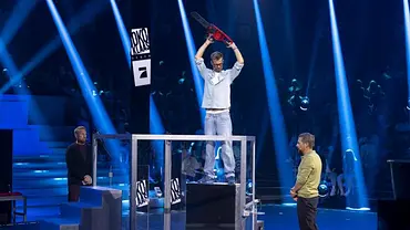 Joko wirft eine Motorsäge in eine Box, Klaas steht davor.. Der lauteste Gegenstand gewinnt. - Foto:  Joyn/Ralf Wilschewski