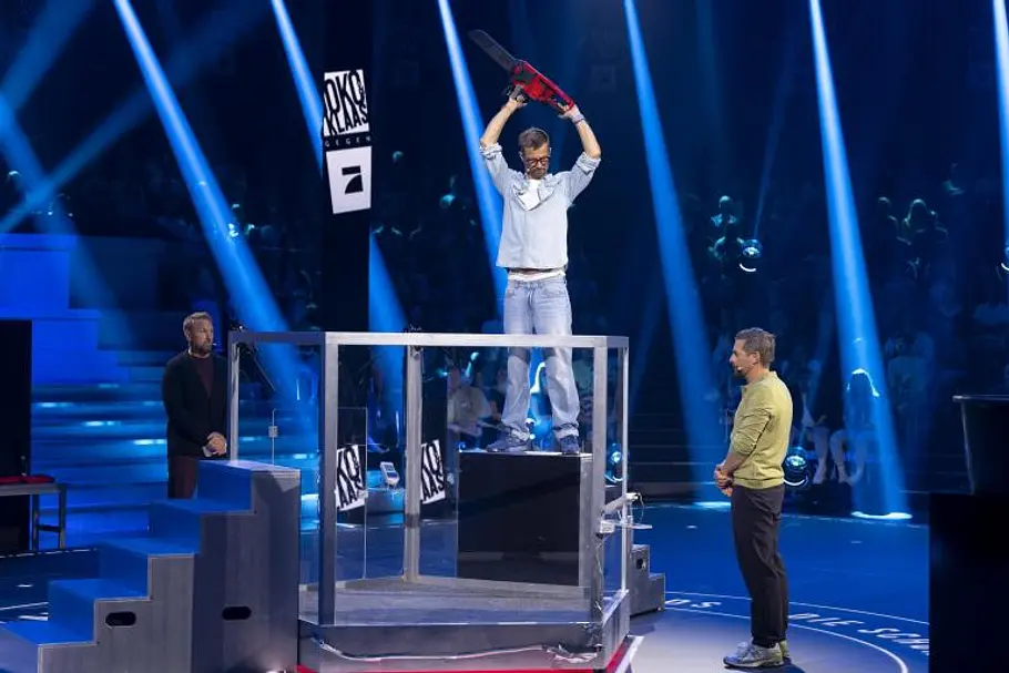 Joko und Klaas Joko wirft eine Motorsäge in eine Box, Klaas steht davor.. Der lauteste Gegenstand gewinnt.