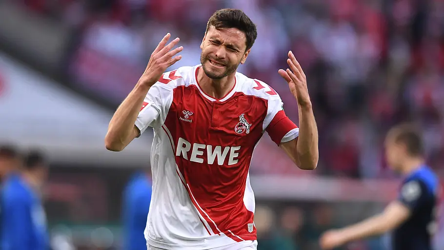Jonas Hector Exfußballer Jonas Hector wirkt bei einem Spiel für den 1. FC Köln im Jahr 2023 sehr aufgebracht.