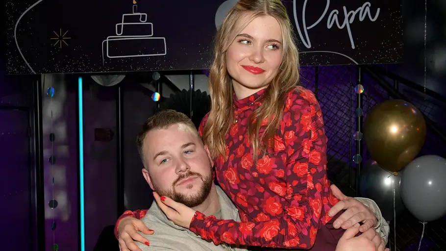 Johannas Verehrer attackiert Jonas. Johanna und Jonas halten sich lächelnd in den Armen.