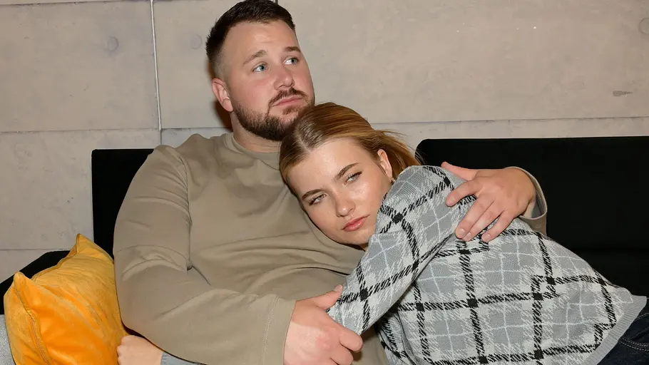 Jonas und Johanna liegen sich in den Armen.