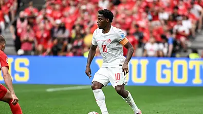 Jonathan David aus der kanadischen Nationalmannschaft dribbelt mit dem Ball - Foto: IMAGO / Photosport NZ