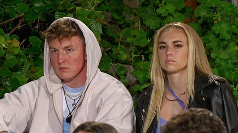 Jonny und Laura schauen ernst in die Ferne. - Foto: RTL