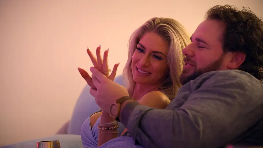 Jordan betrachtet den Verlobungsring von Amber in Love is Blind