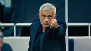 Jose Mourinho zeigt mit der Hand nach vorne und reißt die Augen weit auf. - Foto: Netflix Jose Mourinho zeigt mit der Hand nach vorne und reißt die Augen weit auf. - Foto: Netflix