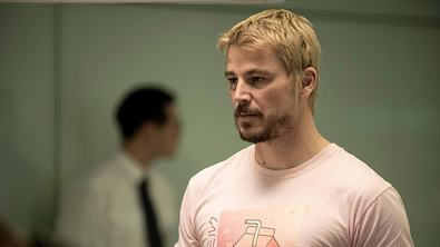 Ein blonder Josh Hartnett in seinem neuen Kinofilm Fight or Flight (2025). - Foto: IMAGO / Landmark Media
