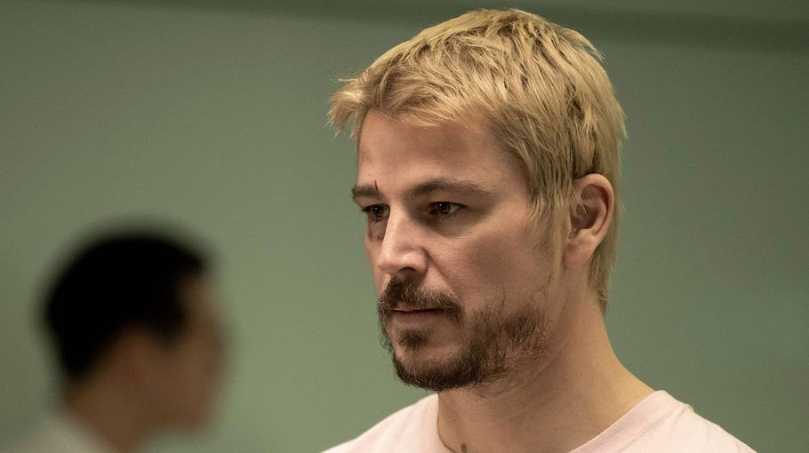 Ein blonder Josh Hartnett in seinem neuen Kinofilm Fight or Flight (2025).