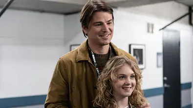 Die Beziehung zwischen Cooper und seiner Tochter Jody ist entscheidend im Film. - Foto: Courtesy of Warner Bros. Pictures