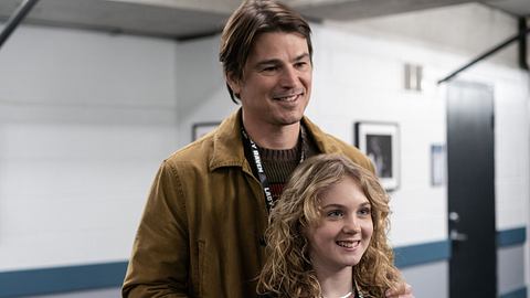Die Beziehung zwischen Cooper und seiner Tochter Jody ist entscheidend im Film. - Foto: Courtesy of Warner Bros. Pictures