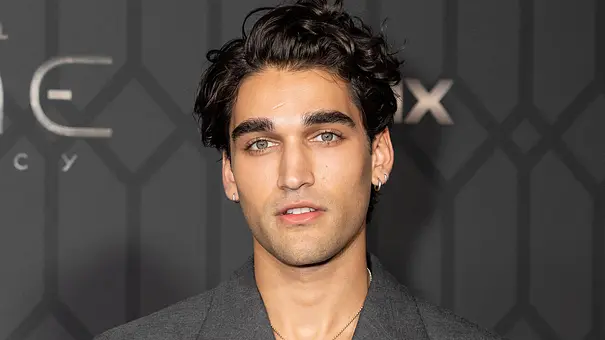 Josh Heuston posiert auf dem Red Carpet zu „Dune: Prophecy“. - Foto:  IMAGO / Pacific Press Agency