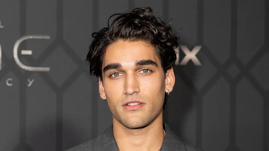 Josh Heuston posiert auf dem Red Carpet zu „Dune: Prophecy“.