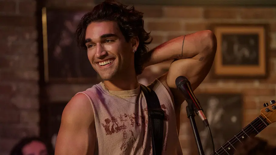 Josh Heuston als Justin Kohl in „Off Campus“ Josh Heuston spielt Justin Kohl in der Serie „Off Campus“.