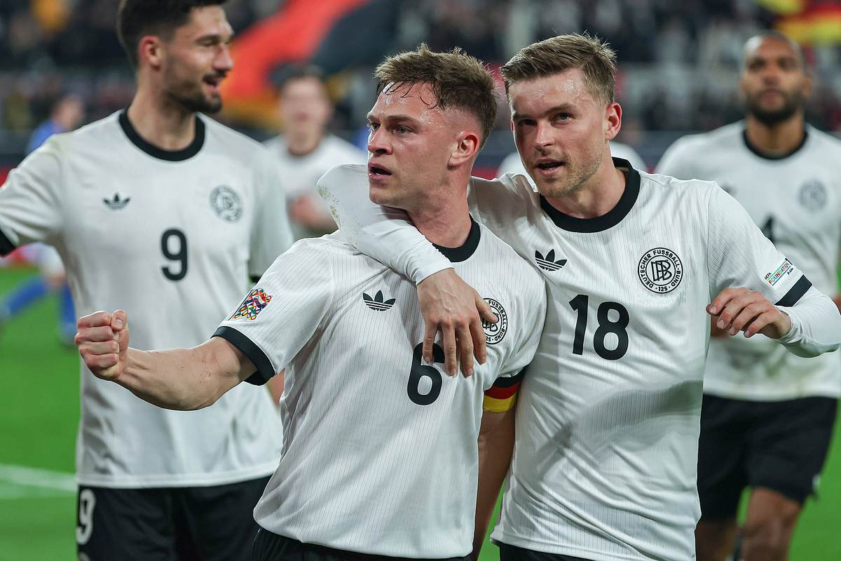 Beim 3:3 gegen Italien gab es viel Licht, aber auch einige Schattenseiten im Spiel der deutschen Nationalmannschaft. Joshua Kimmich (links) und Maximilian Mittelstädt (rechts) jubeln im Trikot der deutschen Nationalmannschaft über das 1:0 gegen Italien.