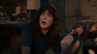Joyce sitzt auf dem Boden und schaut geschockt nach rechts. - Foto: © 2025 Netflix, Inc.