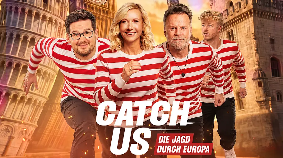 Catch Us Kandidaten Chris Tall, Andrea Kiewel und Jenke von Wilmsdorff mit Sohn Jánik in rot-weiß gestreiften Oberteilen laufen vor europäischen Wahrzeichen. Davor steht „Catch Us – Die Jagd durch Europa“.
