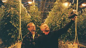 Joko und Klaas machen in „Joko & Klaas machen Urlaub“ ein lustiges Selfie. - Foto: ProSieben Joko und Klaas machen in „Joko & Klaas machen Urlaub“ ein lustiges Selfie. - Foto: ProSieben