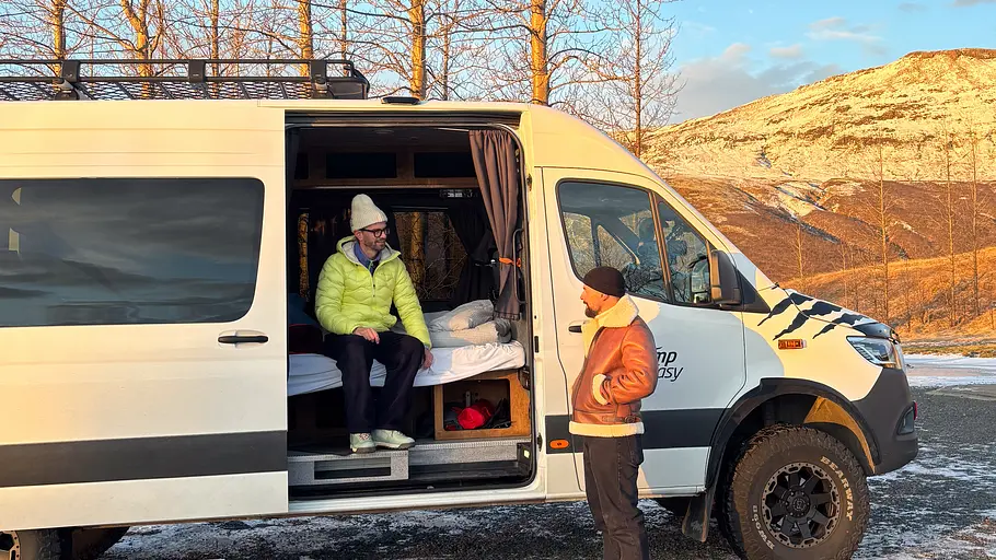 „Joko & Klaas machen Urlaub Joko und Klaas in „Joko & Klaas machen Urlaub. Joko im Camper sitzend, Klaas steht davor.