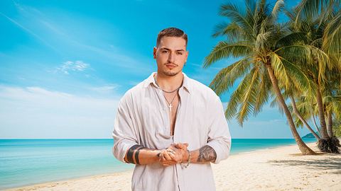 Max Bormann posiert vor Fake-Palmen bei Beauty and the Nerd - Foto: Joyn/Benjamin Kis