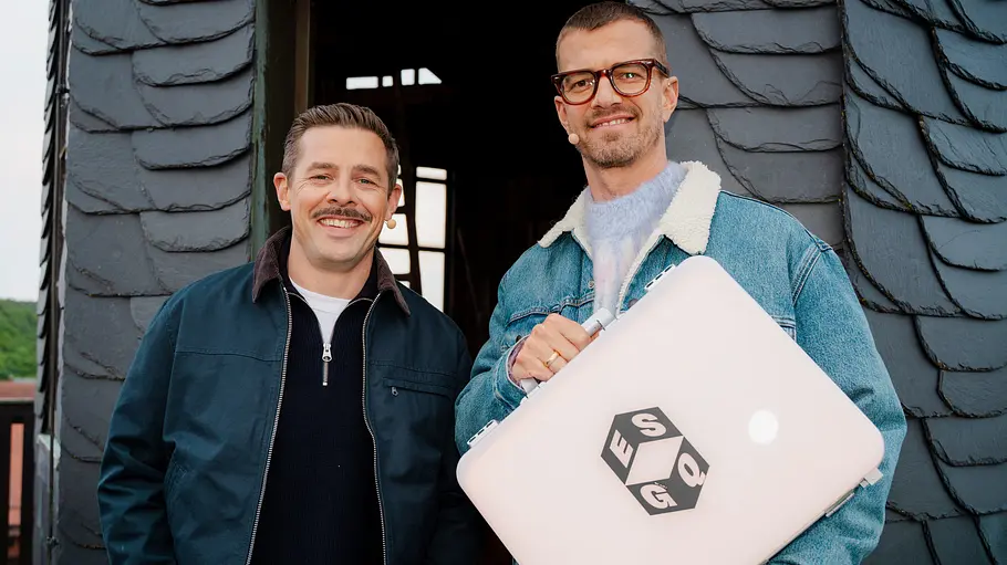Joko und Klaas gehen wieder mit ihrem geheimen Quiz-Zelt auf Tour Klaas Heufer-Umlauf und Joko Winterscheidt mit dem Geldkoffer von „Ein sehr gutes Quiz (mit hoher Gewinnsumme)“