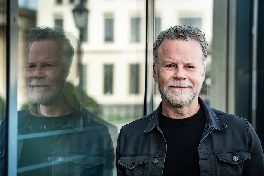 Jenke Experimenbt Ein Porträt von Jenke vor einer Glaswand