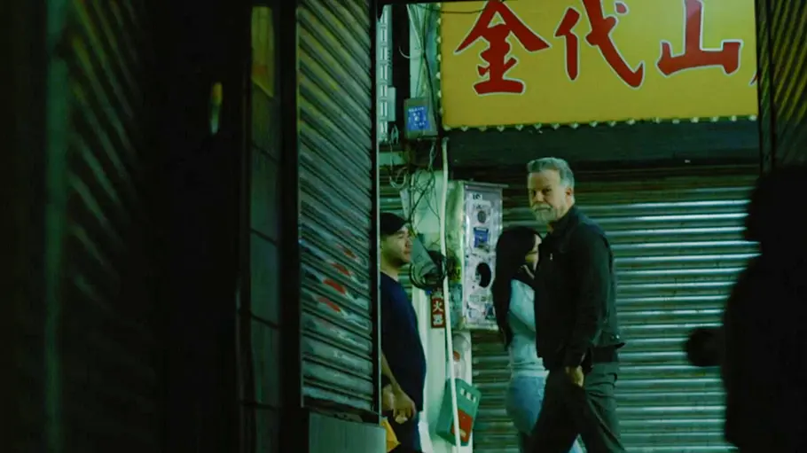 Jenke Jenke von Wilmsdorff läuft unter einem chinesischen Straßenschild entlang und schaut in die Kamera