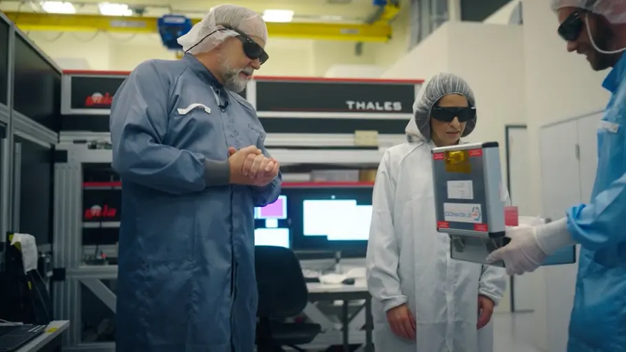 Linda Zervakis im Schutzanzug in „Made in Germany – zurück an die Weltspitze?“.
