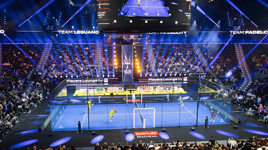 ProSieben versucht es mit der „Promi Padel WM“. Ein Blick auf die Halle und dem Court.
