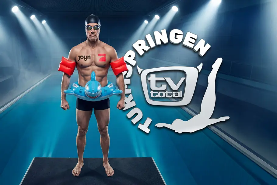 TV Total Turmspringen Ein Mann mit Badekappe, Schwimmbrille, Schwimmflügeln und Schwimmring steht auf einem Springbrett und schaut in die Kamera. Neben ihm ist das TV Total Turmspring-Logo zu sehen (Bild-Collage)