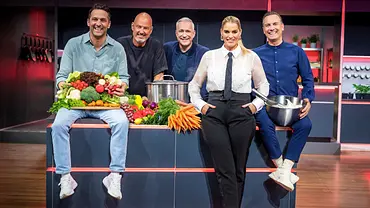 Die Juroren Alexander Herrmann, Frank Rosin, Tim Raue und Alexander Kumptner stehen mit Moderatorin Angelina Kirsch in der Studioküche von „Promi Taste“ in SAT.1. - Foto: Joyn/Benedikt Müller