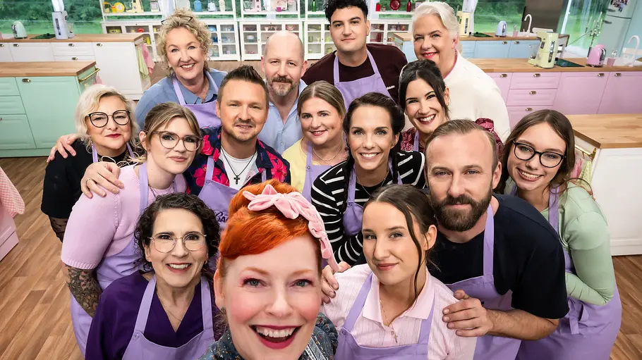 Das große Backen 2026. Die Hobbybäcker Selfie von Moderatorin Enie mit den zwölf Kandidaten von Das große Backen 2026 und Juroren Betty und Christian.