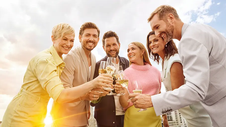 SAT.1-Frühstpcksfernsehen Das Team vom „Frühstücksfernsehen“ stößt mit Sektgläsern an.