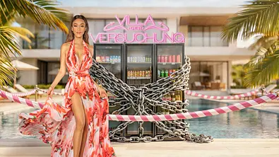 Verona Pooth in einem fließenden, rot-weiß gemusterten Sommerkleid steht am Rand eines Pools vor einer modernen Villa. Hinter ihr befindet sich ein mit schweren Ketten umwickelter Kühlschrank, abgesperrt mit rot-weißem Band. - Foto: Gerhard Merzeder / Joyn Verona Pooth in einem fließenden, rot-weiß gemusterten Sommerkleid steht am Rand eines Pools vor einer modernen Villa. Hinter ihr befindet sich ein mit schweren Ketten umwickelter Kühlschrank, abgesperrt mit rot-weißem Band. - Foto: Gerhard Merzeder / Joyn