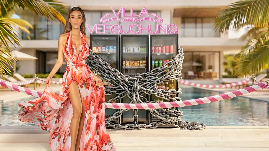 Villa der Versuchung Staffel 2 Verona Pooth in einem fließenden, rot-weiß gemusterten Sommerkleid steht am Rand eines Pools vor einer modernen Villa. Hinter ihr befindet sich ein mit schweren Ketten umwickelter Kühlschrank, abgesperrt mit rot-weißem Band.