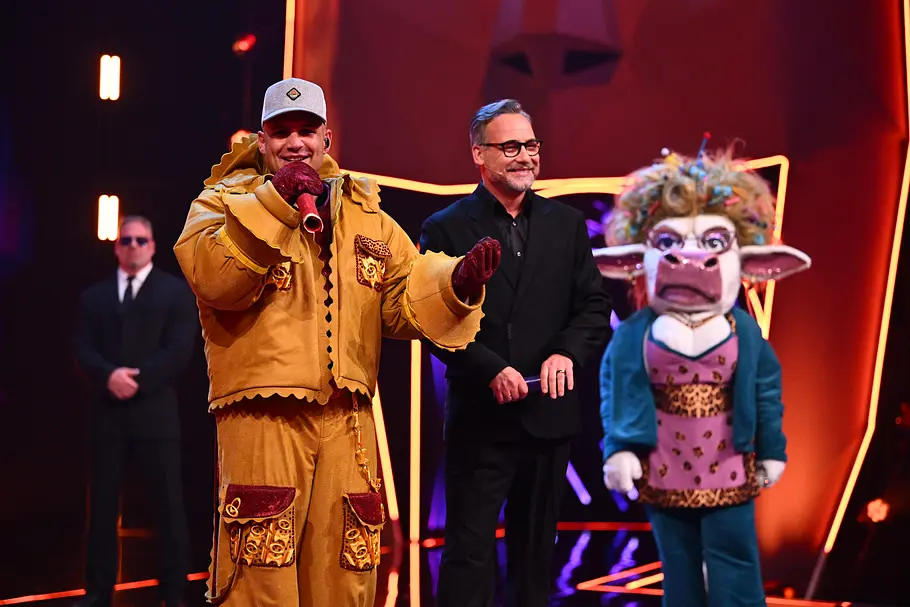 Petro Lombardi bei der Enthüllung von The Masked Singer als Rave-Ioli.