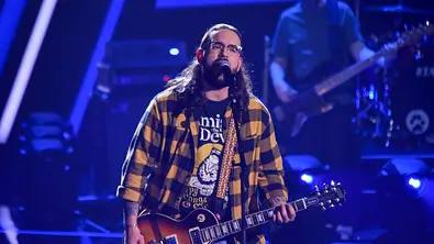 Marc Spitz singt mit Gitarre in der Hand bei den Blind Auditions von The Voice - Foto: Joyn