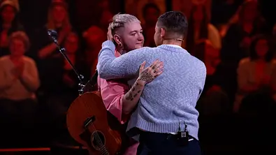 Nico Santos umarmt den weinenden Louk Jones auf der The Voice of Germany-Bühne - Foto: Joyn