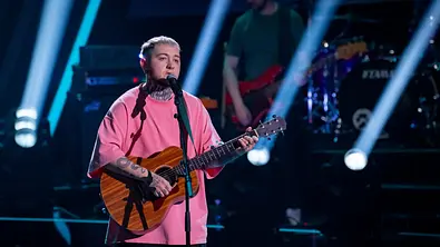 Louk Jones singt Crawling von Linkin Park bei The Voice - Foto: Joyn