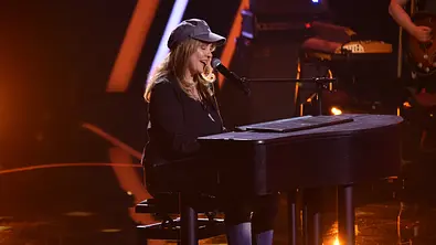 Simone Kotowski singt bei „The Voice of Germany“ und spielt dabei Klavier. - Foto: Seven.One Entertainment Group GmbH