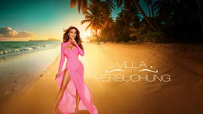Verona Pooth in einem eleganten pinken Kleid posiert am tropischen Sandstrand bei Sonnenuntergang – das offizielle Keyvisual der Reality-Show „Villa der Versuchung“.  - Foto: SAT.1